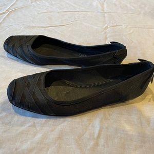 Gianni Bini black fabric flats with ribbon design slip-on shoes